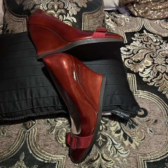 Ferragamo patent wedges Wine color, is closer than the red. - Picture 5 of 8
